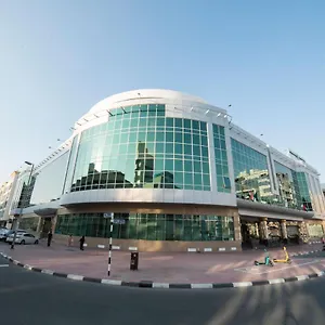 هوليدي ان بر فندق